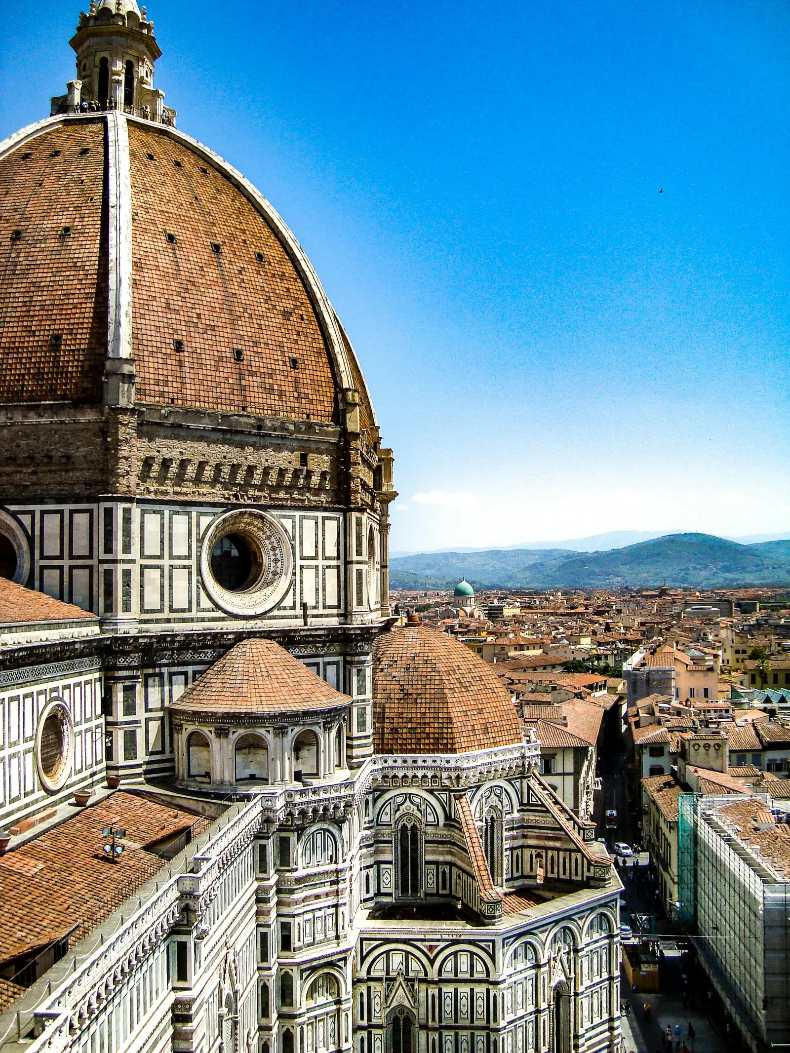 Iconic view of florence cathedrals dome against a clear tuscan sky a masterpiece of renaissance architecture
