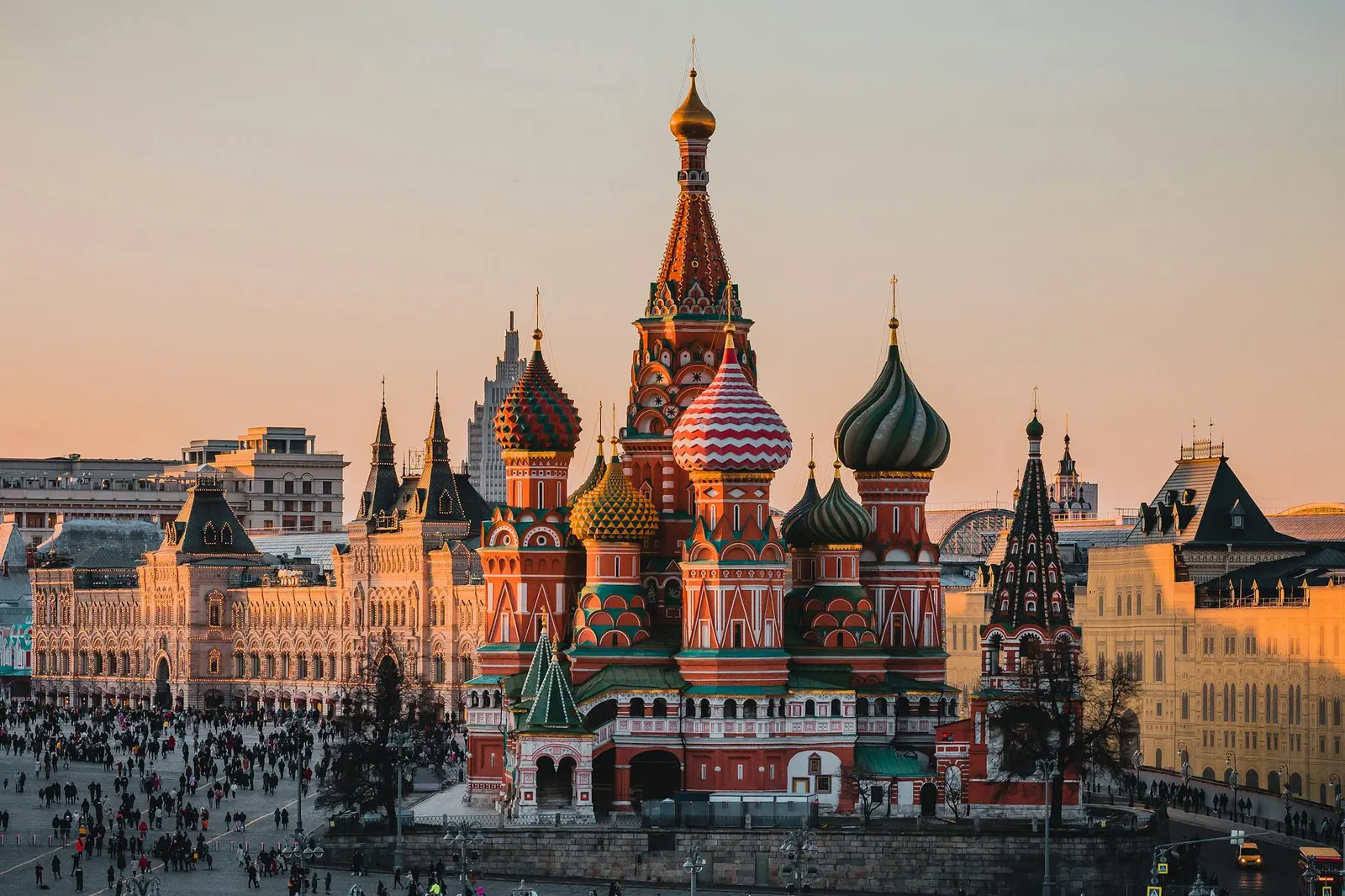 Stunning view of st basils cathedral in moscow during sunset with a bustling crowd